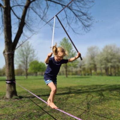 Slackline Pink Stars - Slacklining Leonie mit Halteseil