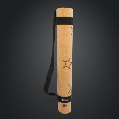 yogamatte für Kinder aus Kork gerollt stehend